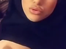 فتاة مسلمة مُحجبة بصدر كبير تلتقط فيديو جريء لنفسها