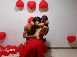 العشيقان الهنود يستمتعان بعيد الحب مع جنس شديد في ساري ديزي أحمر