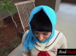 فتاة عربية شريرة من ArabHookups.com تتسلق على قضيب كبير وتقبل هدية الصعبة