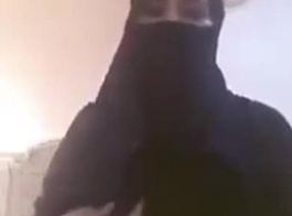فتاة عربية تكشف عن أنوثتها من خلال كاميرا الويب