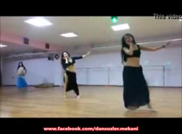 الراقصة العربية الساخنة تمزق ملابسها وتثير الفتيات برقصها الساحر