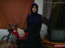الفتاة العربية تستلم المال مقابل جنس علني في الشارع