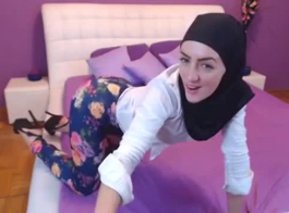 فتاة عربية شابة تستعرض مؤخرتها الجذابة وتثير الشهوة أثناء تصوير فيديو إباحي على الكاميرا المباشرة من موقع Wetcams69.net