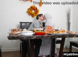 فتاة مسلمة مارس الجنس على طاولة الشكر بوجود الحجاب
