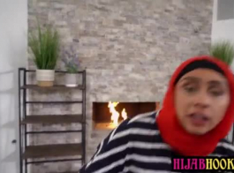 الأم العربية المثيرة بالحجاب ليلي هول تمتص بعمق وتمارس الجنس مع ابنها الزوجي الجديد - فيديو إباحي للأم المثيرة والابن المحظوظ