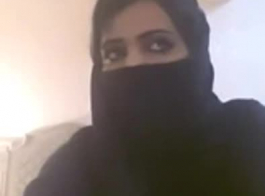 سيدة مسلمة ساخنة تكشف صدرها في مكالمة فيديو