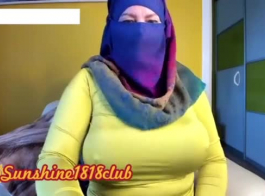 رائعة مسلمة عربية بالحجاب وصدر كبير في تسجيل كاميرا.. في الشرق الأوسط
