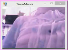 تجربة جديدة للحجابية الإندونيسية TiaraManis على Camfrog في مقهى الإنترنت - مشاهد حصرية