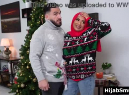 فتاة مسلمة تهدي بكارتها كهدية لعيد الميلاد الأول مع عشيقها العربي في فيديو إباحي